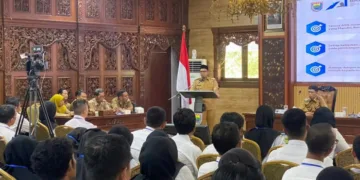 Bupati Batang, M. Faiz Kurniawan, memberi arahan dalam kegiatan orientasi PPPK penuh waktu yang digelar di Aula Bupati Batang, Senin, 12 Oktober 2026. (Humas Pemkab Batang/Lingkarjateng.id)