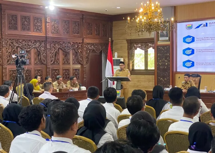 Bupati Batang, M. Faiz Kurniawan, memberi arahan dalam kegiatan orientasi PPPK penuh waktu yang digelar di Aula Bupati Batang, Senin, 12 Oktober 2026. (Humas Pemkab Batang/Lingkarjateng.id)