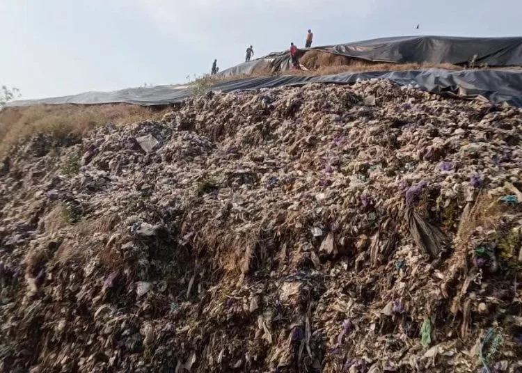 Zona pasif Tempat Pemrosesan Akhir (TPA) sampah Kota Pekalongan mulai ditutup dengan geomembran. (Dok. Humas Pemkot Pekalongan/Lingkarjateng.id)