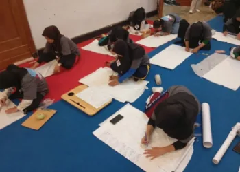 Peserta lomba membatik Pemkot Pekalongan tampak serius melukis motif di Halaman Museum Batik Kota Pekalongan, Kamis, 8 Oktober 2026. (Fahri Akbar/Lingkarjateng.id)