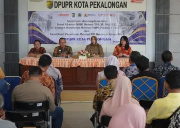 Wakil Wali Kota Pekalongan Balgis Diab dalam kegiatan sosialisasi regulasi jasa konstruksi yang digelar DPUPR Kota Pekalongan di Aula DPUPR, Kamis, 15 Oktober 2026. (Fahri Akbar/Lingkarjateng.id)