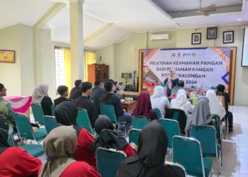 Petugas memberikan materi dalam kegiatan pelatihan keamanan pangan yang diselenggarakan Dinas Kesehatan Kota Pekalongan beberapa waktu lalu. (Fahri Alakbar/Lingkarjateng.id)