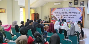 Petugas memberikan materi dalam kegiatan pelatihan keamanan pangan yang diselenggarakan Dinas Kesehatan Kota Pekalongan beberapa waktu lalu. (Fahri Alakbar/Lingkarjateng.id)