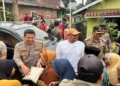 Bupati Batang M. Faiz Kurniawan (berkaus putih), menemui warga saat Sambang Desa di Desa Padomasan, Kecamatan Reban, Kabupaten Batang, Selasa, 27 Oktober 2026. (dok for Lingkarjateng.id)