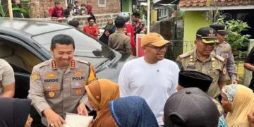 Bupati Batang M. Faiz Kurniawan (berkaus putih), menemui warga saat Sambang Desa di Desa Padomasan, Kecamatan Reban, Kabupaten Batang, Selasa, 27 Oktober 2026. (dok for Lingkarjateng.id)