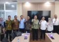 Bupati Blora, Arief Rohman (keempat kanan) bersama rombongan mengunjungi Kementerian Sosial dan KemenPU di Jakarta untuk mendukung percepatan pembangunan Sekolah Rakyat, Selasa, 20 Oktober 2026. (dok for Lingkarjateng.id)