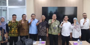 Bupati Blora, Arief Rohman (keempat kanan) bersama rombongan mengunjungi Kementerian Sosial dan KemenPU di Jakarta untuk mendukung percepatan pembangunan Sekolah Rakyat, Selasa, 20 Oktober 2026. (dok for Lingkarjateng.id)
