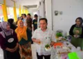 Plt Bupati Pekalongan Sukirman membeli jajanan Kuliner Jaman Sayki di UMKM Center, Kedungwuni, Jumat, 9 Oktober 2026. (Fahri Akbar/Lingkarjateng.id)