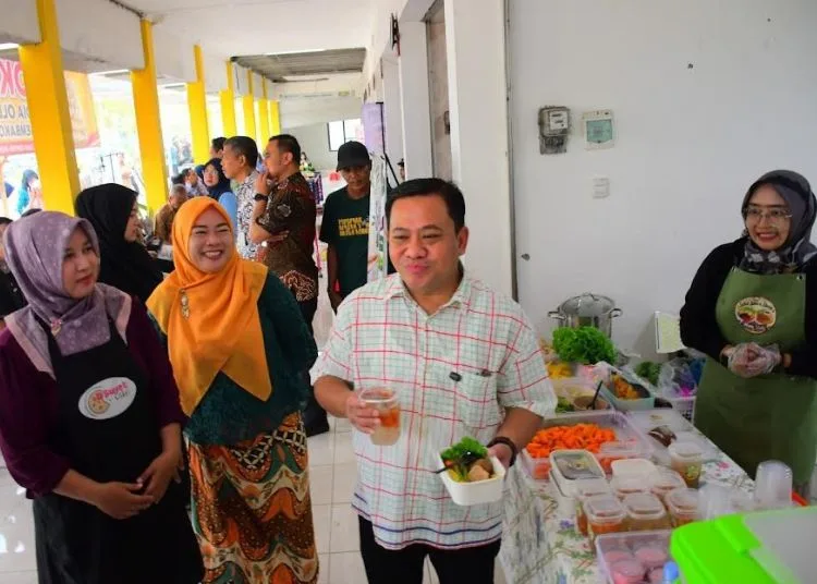 Plt Bupati Pekalongan Sukirman membeli jajanan Kuliner Jaman Sayki di UMKM Center, Kedungwuni, Jumat, 9 Oktober 2026. (Fahri Akbar/Lingkarjateng.id)