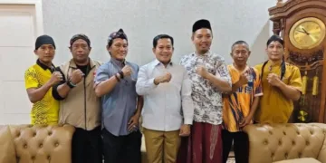 Plt Bupati Pekalongan, Sukirman, menerima kunjungan silaturahmi pengurus dan anggota Paguyuban Barisan Rakyat Kedungwuni Damai (Barakuda) di Rumah Dinas Wakil Bupati Pekalongan, Selasa, 20 Oktober 2026 malam. (Fahri Akbar/Lingkarjateng.id)
