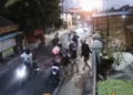 Tangkapan layar rekaman CCTV pengeroyokan seorang pemuda di Jalan KH Arwani, Desa Krandon, Kecamatan Kudus Kota, Kabupaten Kudus, Minggu, 18 Oktober 2026. (Nisa Hafidzotus S./Lingkarjateng.id)