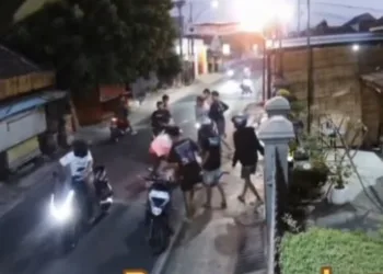 Tangkapan layar rekaman CCTV pengeroyokan seorang pemuda di Jalan KH Arwani, Desa Krandon, Kecamatan Kudus Kota, Kabupaten Kudus, Minggu, 18 Oktober 2026. (Nisa Hafidzotus S./Lingkarjateng.id)