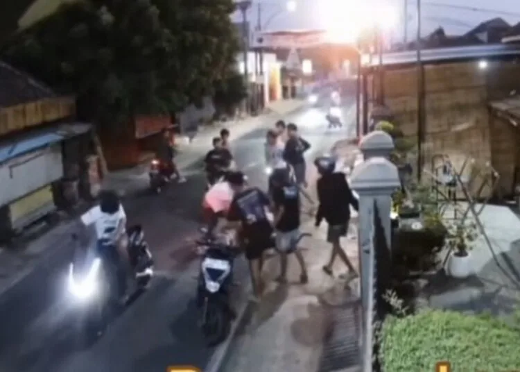 Tangkapan layar rekaman CCTV pengeroyokan seorang pemuda di Jalan KH Arwani, Desa Krandon, Kecamatan Kudus Kota, Kabupaten Kudus, Minggu, 18 Oktober 2026. (Nisa Hafidzotus S./Lingkarjateng.id)