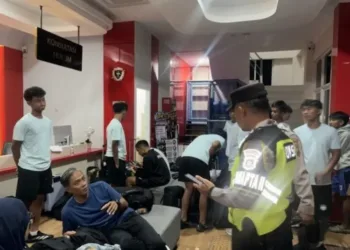 Anggota Polresta Batang sedang meminta keterangan para pemain dan offisial Persib Bandung U-18 setelah mengalami penyerangan di Rest Area KM-360 B Tol Batang-Pemalang pada Minggu malam, 11 Oktober 2026. (Humas Polresta Batang/Lingkarjateng.id)