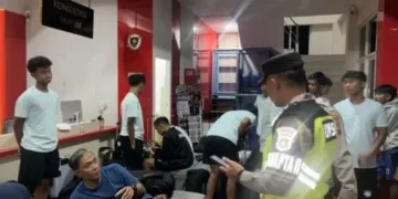 Anggota Polresta Batang sedang meminta keterangan para pemain dan offisial Persib Bandung U-18 setelah mengalami penyerangan di Rest Area KM-360 B Tol Batang-Pemalang pada Minggu malam, 11 Oktober 2026. (Humas Polresta Batang/Lingkarjateng.id)