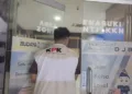 Penyidik KPK memasuki Kantor Pelayanan dan Pengawasan Bea dan Cukai (KPPBC) Kabupaten Kudus, Rabu, 28 Oktober 2026. (Mohammad Fahtur Rohman/Lingkarjateng.id)