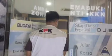 Penyidik KPK memasuki Kantor Pelayanan dan Pengawasan Bea dan Cukai (KPPBC) Kabupaten Kudus, Rabu, 28 Oktober 2026. (Mohammad Fahtur Rohman/Lingkarjateng.id)
