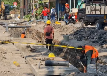 Perbaikan drainase di sekitar Jalan Kapten Piere Tendean, Kota Semarang. (Syahril Muadz/Lingkarjateng.id)