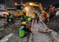 Pekerja saat melakukan perbaikan geometri perlintasan kereta api Ngrombo di ruas Jalan Purwodadi-Solo, Kabupaten Grobogan. (KAI/Lingkarjateng.id)