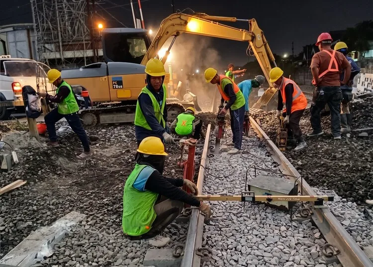 Pekerja saat melakukan perbaikan geometri perlintasan kereta api Ngrombo di ruas Jalan Purwodadi-Solo, Kabupaten Grobogan. (KAI/Lingkarjateng.id)