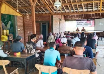 Kegiatan sekolah lapang budi daya ayam petelur bagi Kelompok Tani (Poktan) Murih Raharjo 1 di Desa Klepu, Kecamatan Keling, Kabupaten Jepara pada Kamis, 8 Oktober 2026. (Tomi Budianto/Lingkarjateng.id)