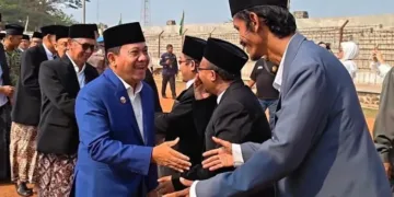 Plt Bupati Pekalongan, Sukirman, menghadiri upacara peringatan Hari Santri Nasional 2026 tingkat Kabupaten Pekalongan di Stadion Manggala Krida, Kecamatan Kedungwuni, Kamis, 22 Oktober 2026. (Fahri Akbar/Lingkarjateng.id)