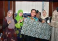 Plt Bupati Pekalongan, Sukirman, mengunjungi salah satu stand dalam Opening Ceremony Kreakota dan Fashion Show Batik di Jl. Diponegoro 1, Eks Rumah Dinas Bakorwil Pekalongan, Kota Pekalongan, Kamis malam, 1 Oktober 2026. (Humas Pemkab Pekalongan/Lingkarjateng.id)
