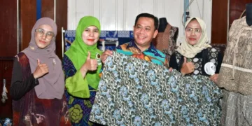 Plt Bupati Pekalongan, Sukirman, mengunjungi salah satu stand dalam Opening Ceremony Kreakota dan Fashion Show Batik di Jl. Diponegoro 1, Eks Rumah Dinas Bakorwil Pekalongan, Kota Pekalongan, Kamis malam, 1 Oktober 2026. (Humas Pemkab Pekalongan/Lingkarjateng.id)
