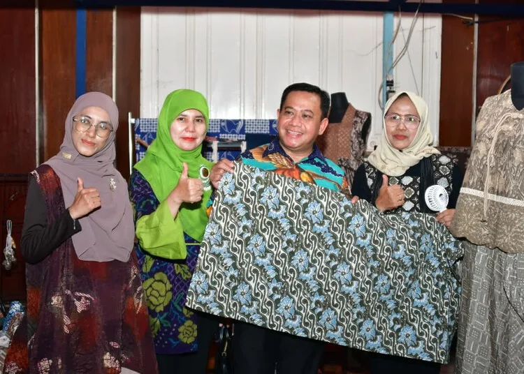 Plt Bupati Pekalongan, Sukirman, mengunjungi salah satu stand dalam Opening Ceremony Kreakota dan Fashion Show Batik di Jl. Diponegoro 1, Eks Rumah Dinas Bakorwil Pekalongan, Kota Pekalongan, Kamis malam, 1 Oktober 2026. (Humas Pemkab Pekalongan/Lingkarjateng.id)