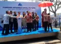Bupati Kendal, Dyah Kartika Permanasari (kelima kiri), secara simbolis ikut melepas ekspor perdana produk baja ringan produksi PT Auri Steel Metalindo di Kawasan Industri Kendal (KIK) pada Jumat, 2 Oktober 2026. (Anik Kustiani/Lingkarjateng.id)