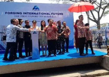 Bupati Kendal, Dyah Kartika Permanasari (kelima kiri), secara simbolis ikut melepas ekspor perdana produk baja ringan produksi PT Auri Steel Metalindo di Kawasan Industri Kendal (KIK) pada Jumat, 2 Oktober 2026. (Anik Kustiani/Lingkarjateng.id)
