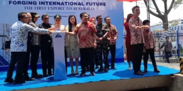 Bupati Kendal, Dyah Kartika Permanasari (kelima kiri), secara simbolis ikut melepas ekspor perdana produk baja ringan produksi PT Auri Steel Metalindo di Kawasan Industri Kendal (KIK) pada Jumat, 2 Oktober 2026. (Anik Kustiani/Lingkarjateng.id)