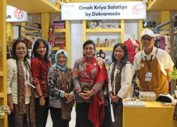 Ketua Dekranasda Kota Salatiga Retno Robby Hernawan mengunjungi stan omah kriya di pameran INACRAFT October Vol. 5 2026 di Jakarta International Convention Center (JICC), Jakarta, Rabu, 7 Oktober 2026. (Dok Prokompim Setda Salatiga/Lingkarjateng.id)