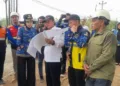 Bupati Kendal, Dyah Kartika Permanasari, melihat peta rencana perbaikan Jalan Kaliwungu–Boja di Desa Protomulyo, Kecamatan Kaliwungu Selatan, Rabu, 28 Oktober 2026. (Anik Kustiani/Lingkarjateng.id)