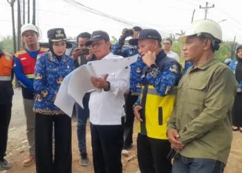 Bupati Kendal, Dyah Kartika Permanasari, melihat peta rencana perbaikan Jalan Kaliwungu–Boja di Desa Protomulyo, Kecamatan Kaliwungu Selatan, Rabu, 28 Oktober 2026. (Anik Kustiani/Lingkarjateng.id)