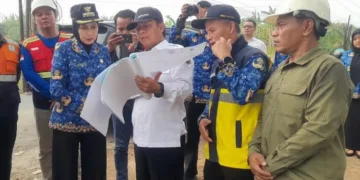 Bupati Kendal, Dyah Kartika Permanasari, melihat peta rencana perbaikan Jalan Kaliwungu–Boja di Desa Protomulyo, Kecamatan Kaliwungu Selatan, Rabu, 28 Oktober 2026. (Anik Kustiani/Lingkarjateng.id)