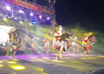 Pertujukan kuda lumping dalam puncak acara Bulan Bakti Karang Taruna (BBKT) Kendal di Stadion Utama Kebondalem Kendal, Minggu, 4 Oktober 2026. (Anik Kustiani/Lingkarjateng.id)