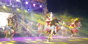 Pertujukan kuda lumping dalam puncak acara Bulan Bakti Karang Taruna (BBKT) Kendal di Stadion Utama Kebondalem Kendal, Minggu, 4 Oktober 2026. (Anik Kustiani/Lingkarjateng.id)