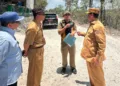 Bupati Rembang Harno (kanan) bersama jajaran Dinas Pekerjaan Umum dan Tata Ruang (DPUTARU) mengecek kondisi sejumlah ruas jalan yang menjadi prioritas perbaikan tahun 2026. (dok for Lingkarjateng.id)