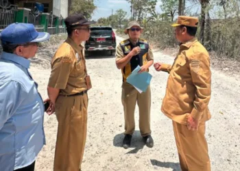Bupati Rembang Harno (kanan) bersama jajaran Dinas Pekerjaan Umum dan Tata Ruang (DPUTARU) mengecek kondisi sejumlah ruas jalan yang menjadi prioritas perbaikan tahun 2026. (dok for Lingkarjateng.id)