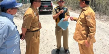 Bupati Rembang Harno (kanan) bersama jajaran Dinas Pekerjaan Umum dan Tata Ruang (DPUTARU) mengecek kondisi sejumlah ruas jalan yang menjadi prioritas perbaikan tahun 2026. (dok for Lingkarjateng.id)