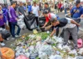 Sejumlah peserta kegiatan resik-resik kutho membersihkan sampah di kawasan pasar pagi Salatiga, Jumat, 2 Oktober 2026. (Prokompim Setda Salatiga/Lingkarjateng.id)