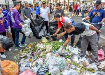 Sejumlah peserta kegiatan resik-resik kutho membersihkan sampah di kawasan pasar pagi Salatiga, Jumat, 2 Oktober 2026. (Prokompim Setda Salatiga/Lingkarjateng.id)