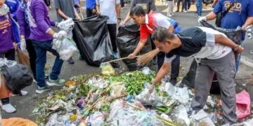 Sejumlah peserta kegiatan resik-resik kutho membersihkan sampah di kawasan pasar pagi Salatiga, Jumat, 2 Oktober 2026. (Prokompim Setda Salatiga/Lingkarjateng.id)