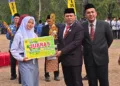 Wakil Ketua DPRD Kabupaten Pekalongan, Ruben R. Prabu Faza, menyerahkan hadiah secara simbolis kepada salah satu pemenang lomba yang digelar Pemkab Pekalongan seusai upacara peringatan Hari Sumpah Pemuda ke-98 di Lapangan Setda Kabupaten Pekalongan, Rabu, 28 Oktober 2026. (Fahri Alakbar/Lingkarjateng.id)