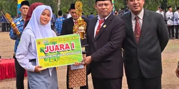 Wakil Ketua DPRD Kabupaten Pekalongan, Ruben R. Prabu Faza, menyerahkan hadiah secara simbolis kepada salah satu pemenang lomba yang digelar Pemkab Pekalongan seusai upacara peringatan Hari Sumpah Pemuda ke-98 di Lapangan Setda Kabupaten Pekalongan, Rabu, 28 Oktober 2026. (Fahri Alakbar/Lingkarjateng.id)