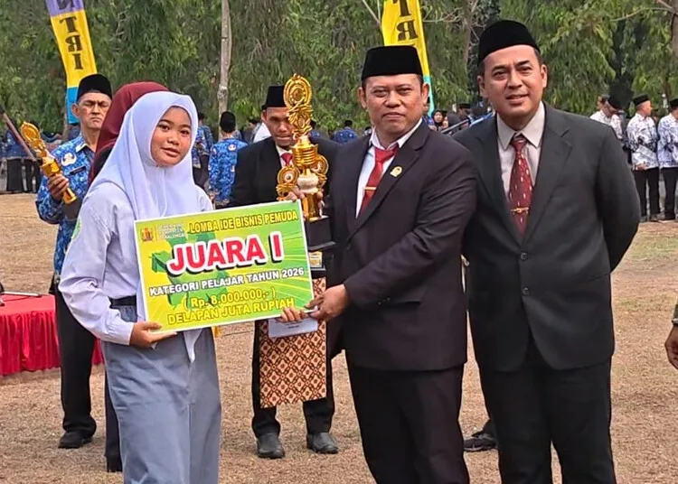 Wakil Ketua DPRD Kabupaten Pekalongan, Ruben R. Prabu Faza, menyerahkan hadiah secara simbolis kepada salah satu pemenang lomba yang digelar Pemkab Pekalongan seusai upacara peringatan Hari Sumpah Pemuda ke-98 di Lapangan Setda Kabupaten Pekalongan, Rabu, 28 Oktober 2026. (Fahri Alakbar/Lingkarjateng.id)