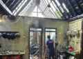 Pemadaman api yang membakar rumah warga Desa Kembangarum RT 04 RW 05, Kecamatan Mranggen, Kabupaten Demak terbakar pada Senin, 5 Oktober 2026 pagi. (dok for Lingkarjateng.id)