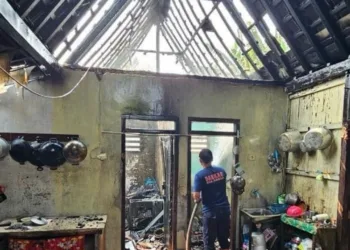 Pemadaman api yang membakar rumah warga Desa Kembangarum RT 04 RW 05, Kecamatan Mranggen, Kabupaten Demak terbakar pada Senin, 5 Oktober 2026 pagi. (dok for Lingkarjateng.id)