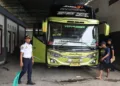 Tim Satlantas Polres Kendal memeriksa kelaikan kendaraan angkutan umum dalam rangkaian operasi patuh candi di depan Polsek Kota Kendal, Senin, 26 Oktober 2026. (dok for Lingkarjateng.id)